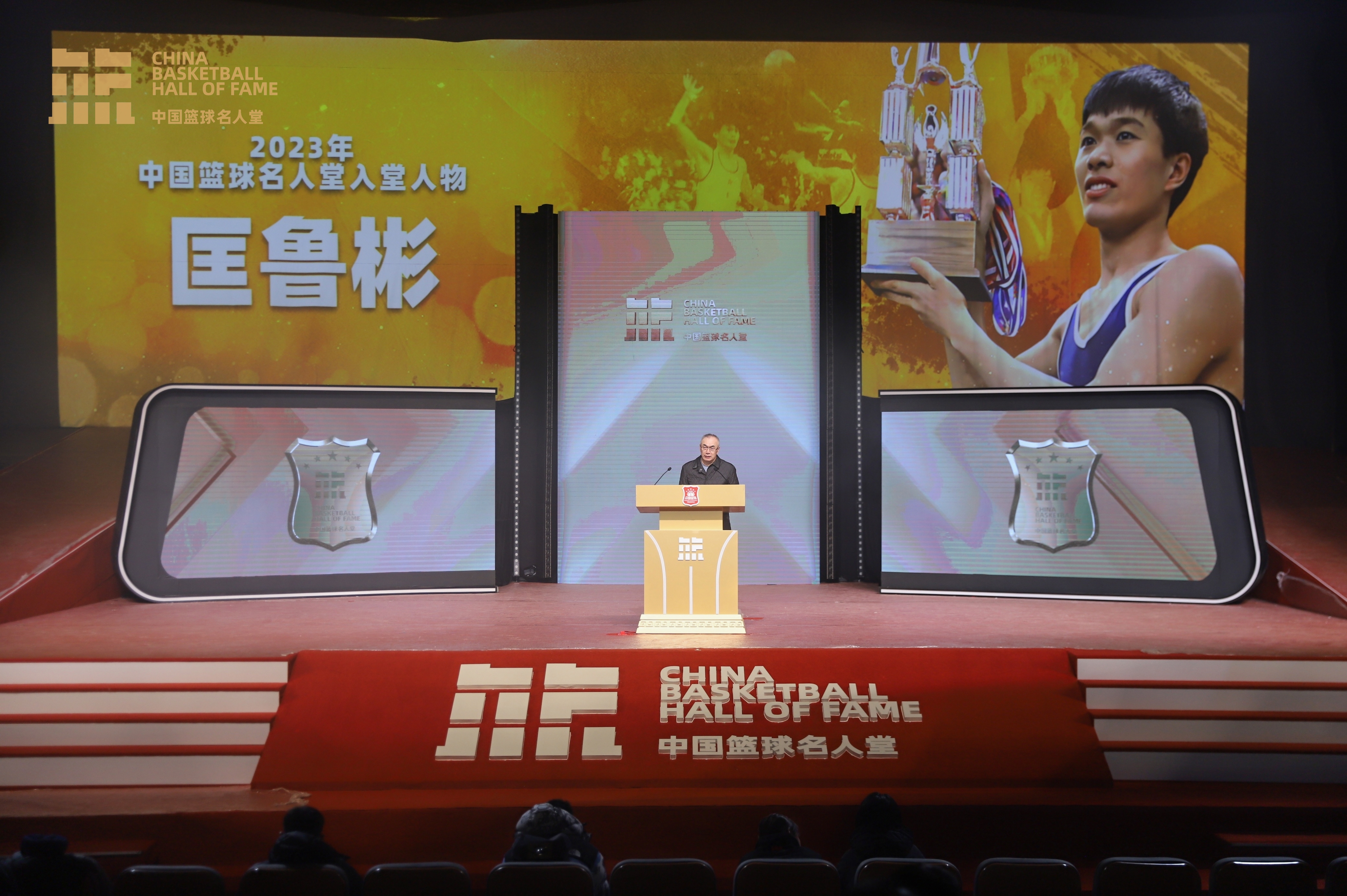 包含隆重的篮球明星盛典举行，巨星云集的词条